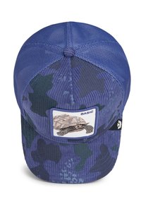 Gorra de béisbol de camuflaje azul con parte trasera de malla y parche frontal que presenta una tortuga bordada y la palabra "BASIC".