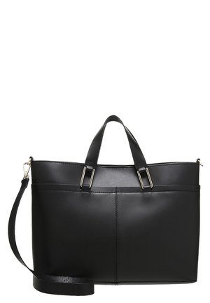 Czarna skórzana torba typu tote z podwójnymi uchwytami, odpinanym paskiem na ramię oraz minimalistycznymi srebrnymi elementami wyposażenia.