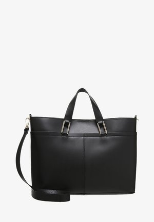 Bolso tote de cuero negro con doble asa, correa de hombro desmontable y herrajes minimalistas en tono plateado.