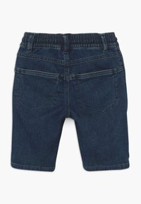 Shorts de mezclilla azul oscuro con una suave cintura elástica, dos bolsillos traseros y un corte recto con terminación dobladillo.