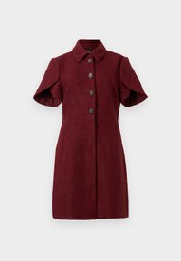 Abito cappotto corto bordeaux a maniche corte con colletto a punta e quattro bottoni decorativi argentati lungo il davanti.