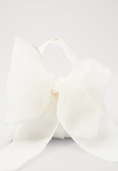 Bijela prozirna tkanina torba s velikom mašnom, mekog tekstura i čvrstim trakama, s definiranim oblikom i glatkom završnom obradom.