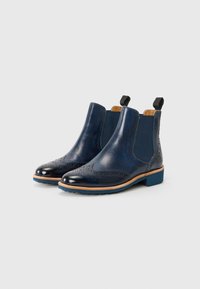 Bottes Chelsea pour hommes en cuir bleu marine avec des détails perforés, des panneaux élastiques sur les côtés et des semelles brunes contrastantes. Équipées de languettes pour un enfilage facile.