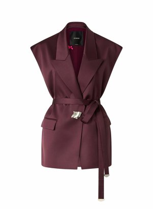 Ærmeløs mørk burgunder vest i blazerstil med brede revers, bælte med sølvspænde og klaplommer foran.