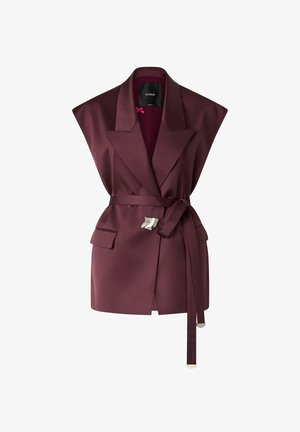 Ærmeløs mørk burgunder vest i blazerstil med brede revers, bælte med sølvspænde og klaplommer foran.