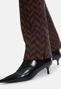 Marc Cain FATSA - Stoffhose - deep wood