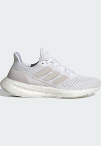 Witte sportschoenen met een ademend bovenwerk van mesh, dikke witte dempingszool en drie subtiele accentstrepen aan de zijkant.