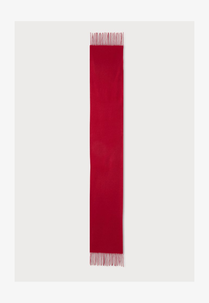 Longue écharpe rouge unie avec de fines franges aux deux extrémités sur un fond clair.