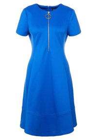 Blå kortärmad klänning med rund hals och en framficka med dragkedja som har en cirkulär berlock. Slät material, vida fåll och figursydd bodice.