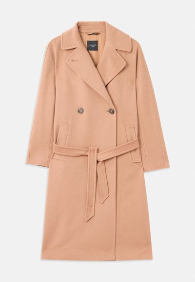Manteau en mélange de laine couleur pêche, design double boutonnage, avec de grands revers, deux poches avant et une ceinture assortie à la taille.