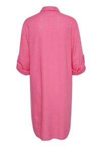 Robe chemise en lin rose avec col, manches longues retroussées et coupe ample. Texture lisse et ourlet à hauteur des genoux.