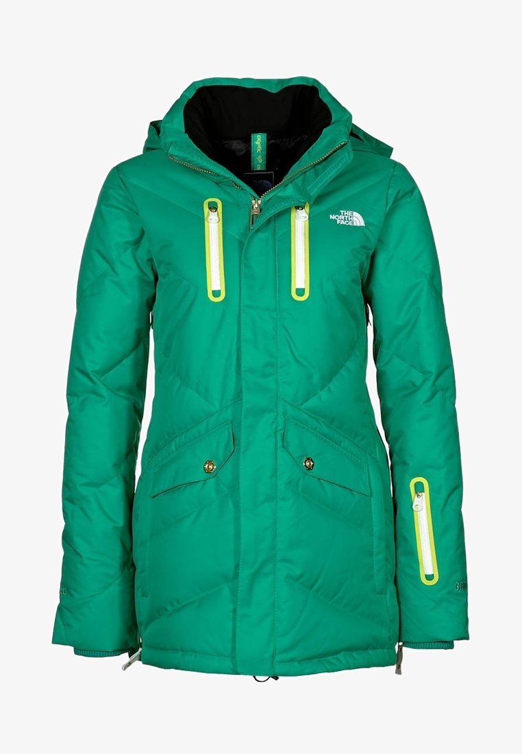 Grøn isoleret vinterjakke med hætte, fire lynlåslommer med gule kanter, knaplukning i sidelommerne og The North Face-logo på brystet.