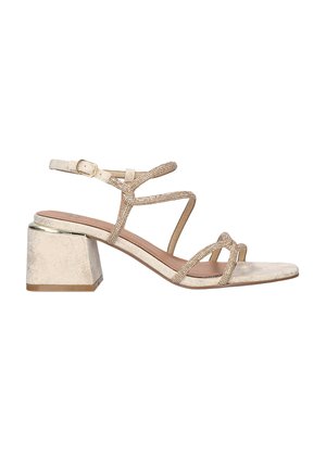 Sandalia beige con tiras, tacón bajo de bloque, hebilla dorada y tiras con textura brillante.