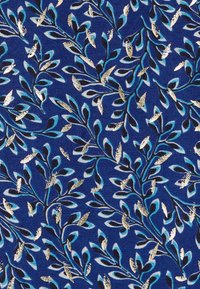 Tela azul marino con un patrón intrincado de hojas en verde azulado y dorado metálico, que presenta una textura suave y detalles de diseño en capas.