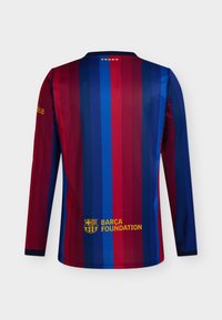 Μακρυμάνικη φανέλα της FC Barcelona με κάθετες μπλε και κόκκινες ρίγες, λογότυπο του Ιδρύματος Barça σε κίτρινο στο κάτω μέρος της πλάτης.