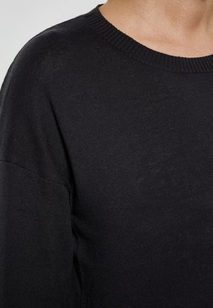 Schwarzer Pullover mit Rundhalsausschnitt, geripptem Kragen und weichem Strickstoff. Verfügt über eine lockere Passform und ein minimalistisches Design ohne Muster.