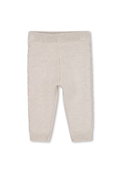 Pantalons pour bébé en tricot beige clair avec une taille et des poignets côtelés, présentant des coutures latérales texturées et une coupe ajustée.