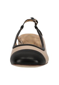 Tweekleurige slingback ballerina's met een beige bovenwerk en een zwarte teentip. Glad leer met een ronde vorm en verstelbare banddetails.