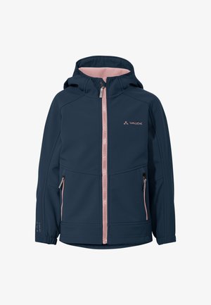 Marineblauwe softshell jas met een roze rits en accenten. Voorzien van een capuchon, twee zijzakken en een gestikte paneelontwerp. Gemaakt van duurzaam materiaal.