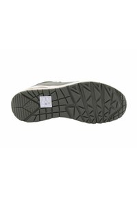 Semelle de chaussure de sport grise en caoutchouc texturé, présentant un motif géométrique pour l'adhérence et un logo de marque. Semelle intermédiaire à double densité visible.