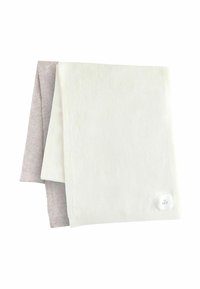 Sæt af tre bløde tæpper i hvid, lys grå og en mørkere grå. Materialet ser glat ud med en subtil glans og en tekstureret kant.