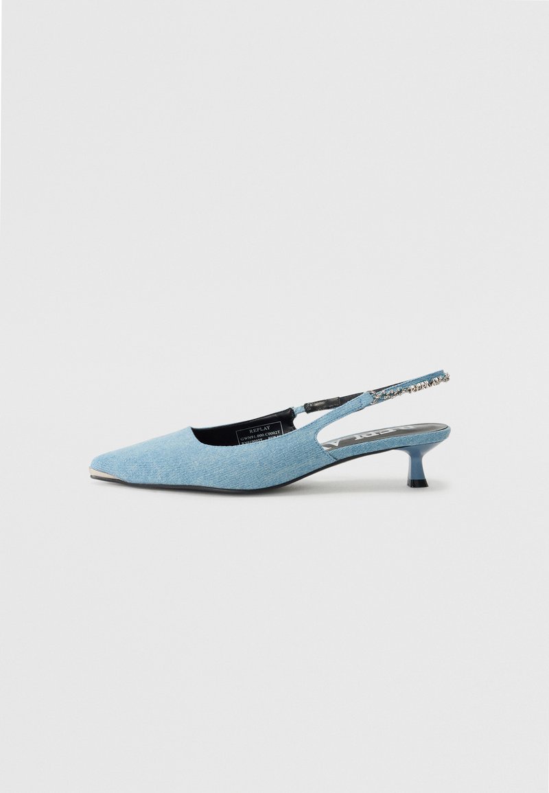 Slingback peto s svetlo modrim platnom, z značilno obliko, nizkim kitten peto in okrašeno naramnico z dekorativnimi detajli.