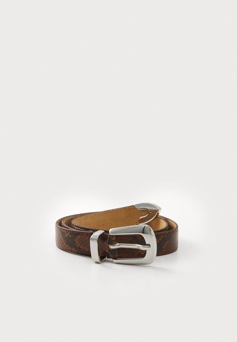 Ceinture en cuir marron avec une finition texturée, dotée d'une boucle en métal argenté rectangulaire et d'une doublure intérieure lisse.