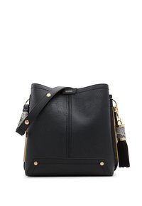 Zwarte faux leren emmer tas met gouden accenten, een afneembare schouderband en een getextureerde kwastdetail. Vlakke basis met subtiele stiksels.