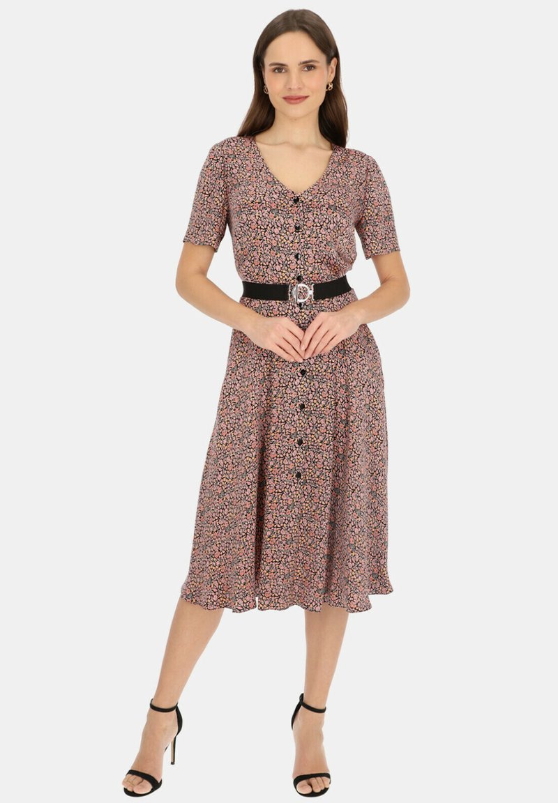 Sukienka w kwiatowy wzór z krótkimi rękawami, dekoltem w serek i czarnymi guzikami. Wcięta talia podkreślona szerokim czarnym paskiem, spódnica do kolan.