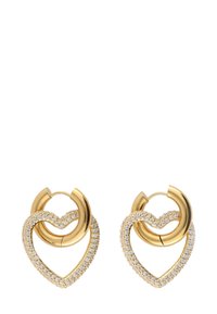 Pendientes de aro de oro con forma de corazón adornados con cristales claros y brillantes, creando un diseño en capas con acentos pulidos.