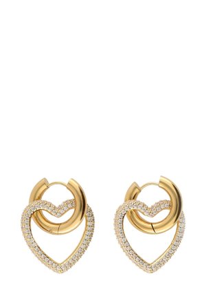 Gouden creolen in de vorm van een hart, versierd met heldere, sprankelende kristallen, die een gelaagd ontwerp creëren met gepolijste accenten.