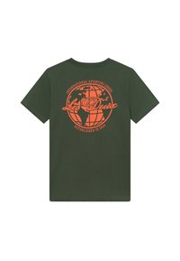 Ελαιοπράσινη βαμβακερή μπλούζα t-shirt με μεγάλη πορτοκαλί γραφική εικόνα υδρογείου και κείμενο: "Les Deux", "Ευρωπαϊκά Αθλητικά Είδη" και "Ιδρυμένο το 2011".