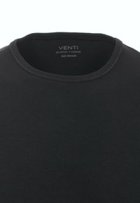 Czarna koszulka wykonana w 95% z bawełny i w 5% z elastanu, z okrągłym dekoltem i gładką, miękką fakturą. Widoczna metka rozmiaru medium.