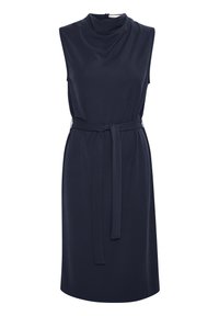 Granatowa sukienka bez rękawów z dekoltem typu cowl, zaciśniętą w talii i materiałowym paskiem. Gładka faktura i długość do kolan.
