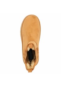 Bottine en daim beige avec un bout arrondi, un design sans lacets et une doublure en fourrure douce. Comprend une languette à l'arrière pour un enfilage facile.