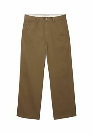 Brązowe spodnie o prostych nogawkach z przednimi kieszeniami, szlufkami na pasek i zapięciem na guzik w talii, pokazane na płasko na białym tle.