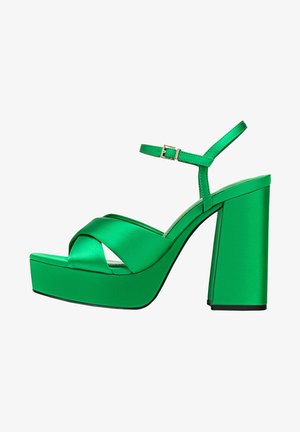 Sandalias de plataforma de satén verde con diseño de tiras anchas, correa ajustable en el tobillo y tacón alto grueso para mayor estabilidad.