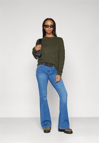 ONLY ONLREESE RETRO - Flared-farkut - light medium blue denim