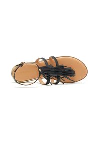 Sandalia de cuero negra con múltiples correas, detalle decorativo de flecos y una plantilla color beige. Presenta una correa en el tobillo asegurada y una suela plana.