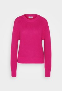 Pull rose vif à manches longues en maille avec poignets, ourlet et col rond côtelés sur fond blanc.