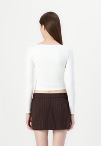 Hollister Co. EMEA FLAT SEAMLESS BOAT NECK - Ilgarankovis viršutinės dalies drabužis - bright white
