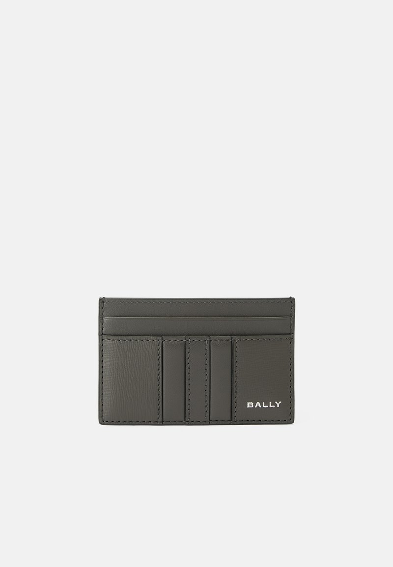 Cardholder din piele gri închis, cu mai multe sloturi și logo-ul "BALLY" embosat cu alb în colțul din dreapta jos.