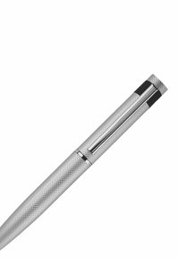 Penna in metallo argentato con texture a coste, dotata di un design elegante, una clip e accenti neri a contrasto vicino alla parte superiore.