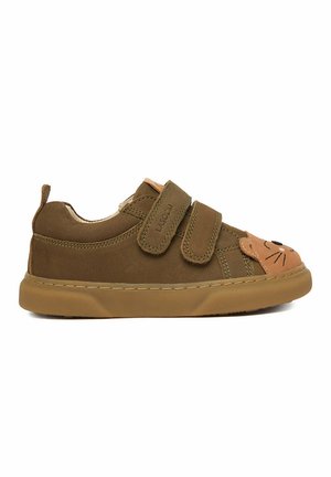 Brązowy dziecięcy sneaker z podwójnymi paskami na rzepy i beżowym motywem twarzy zwierzęcia na czubku.