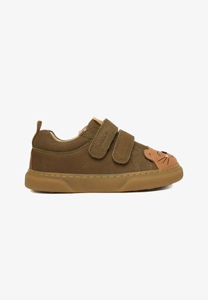 Brązowy dziecięcy sneaker z podwójnymi paskami na rzepy i beżowym motywem twarzy zwierzęcia na czubku.