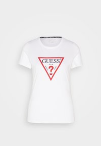 Camiseta de algodón blanca con un gráfico triangular rojo que lleva el texto "GUESS® U.S.A." y un signo de interrogación en el centro, de mangas cortas.