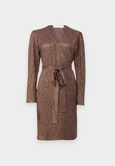 Braunes schimmerndes Wickelkleid mit langen Ärmeln, bindbarem Taillenzug und strukturiertem Stoff. Verfügt über einen V-Ausschnitt und einen knielangen Schnitt.