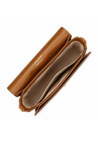 Braune Leder-Clutch mit glatter Textur, Klappenverschluss, goldenen Beschlägen und einem geräumigen, ungefütterten Innenraum mit zwei Fächern.