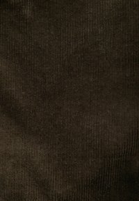 Sötétbarna kordbársony anyag, amely jellegzetes függőleges bordákkal rendelkezik, kiemelve a puha textúrát és a felület egyenletes mintázatát.