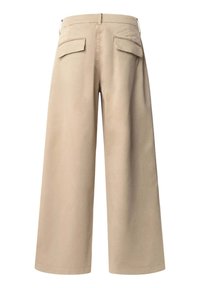Pantalons larges beiges avec deux poches arrière, fabriqués en tissu lisse. Dotés d'une taille mi-haute et d'une silhouette droite.